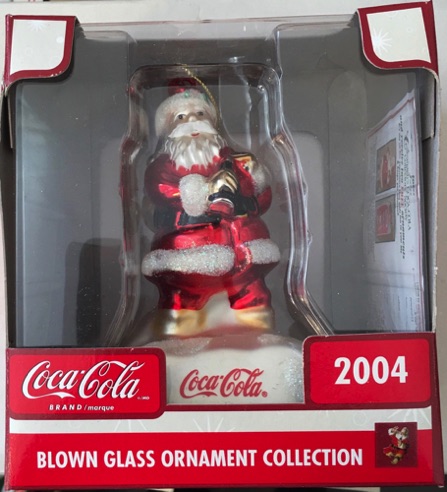 04502-1 € 15,00 coca cola ornament glas kerstman met flesje.jpeg
